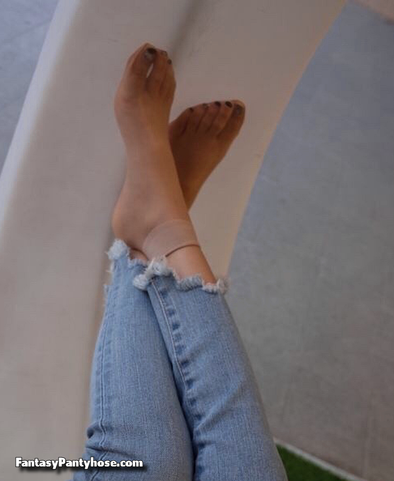 Pantyhose Feet and Nylon Feet Pics