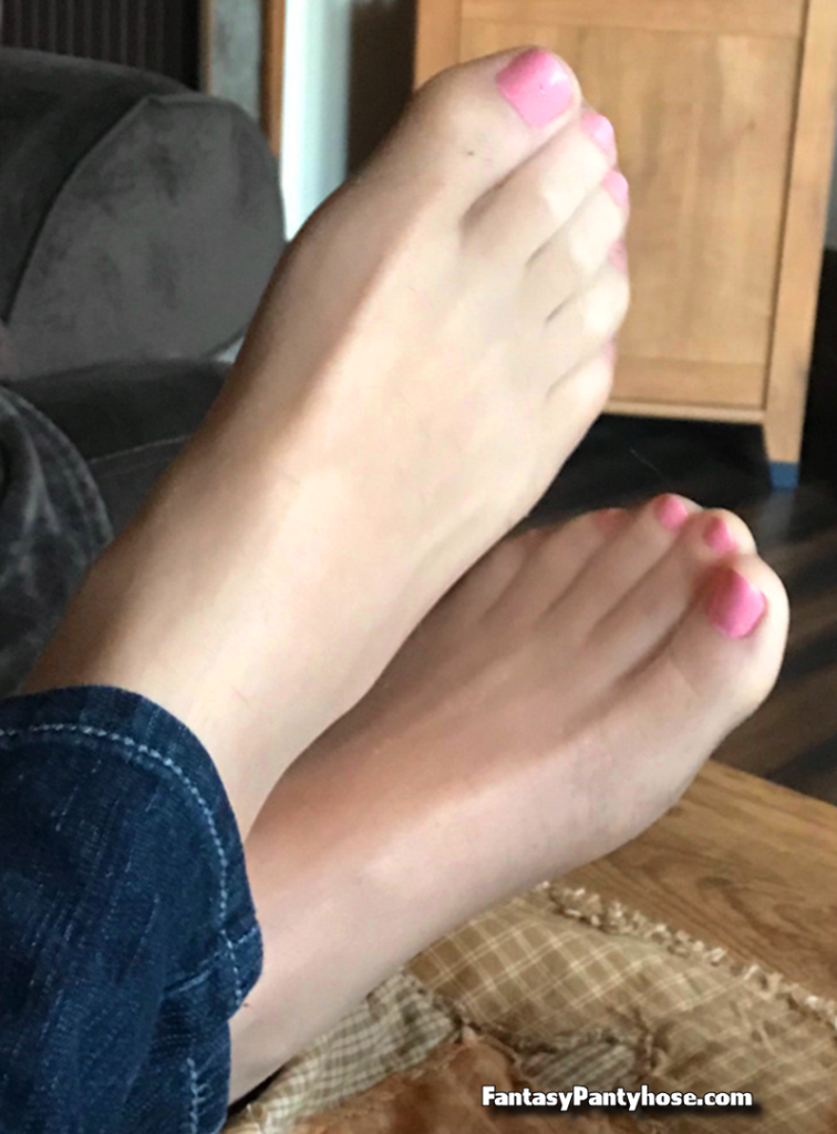 Pantyhose Feet and Nylon Feet Pics
