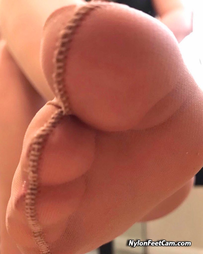 Nylon Feet on NylonFeetCam.com